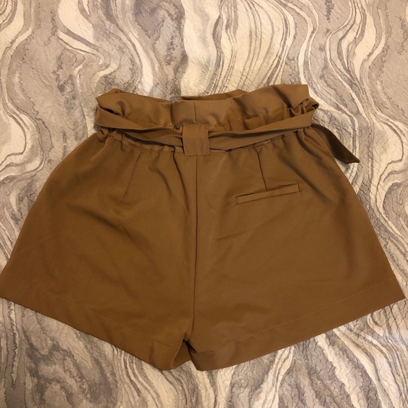 Beige shorts - Picture 2 of 2